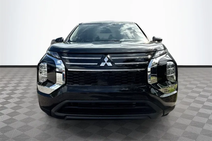 2025 Mitsubishi Outlander ES photo 1