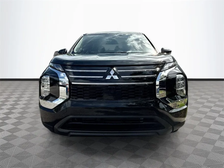 2025 Mitsubishi Outlander ES photo 1
