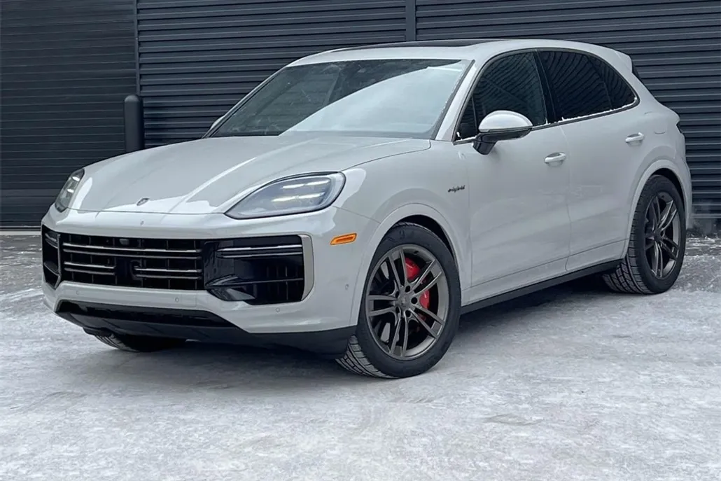2025 Porsche Cayenne Turbo E-Hybrid photo 1