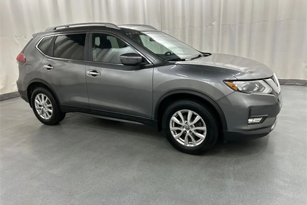 2017 Nissan Rogue SV photo 1
