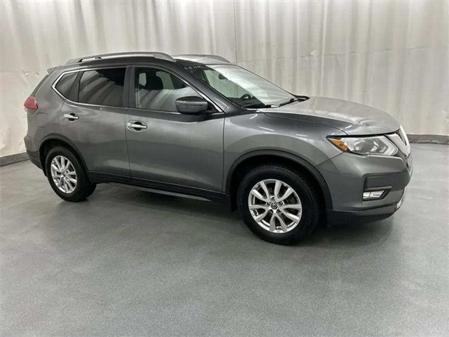 2017 Nissan Rogue SV photo 1