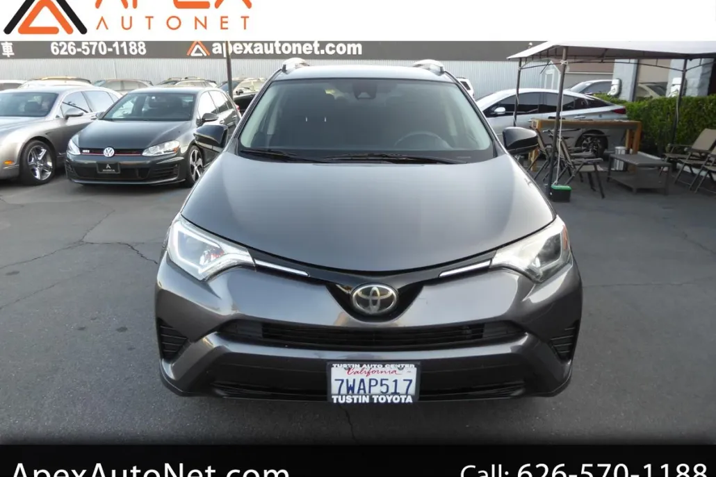 2017 Toyota RAV4 LE photo 1