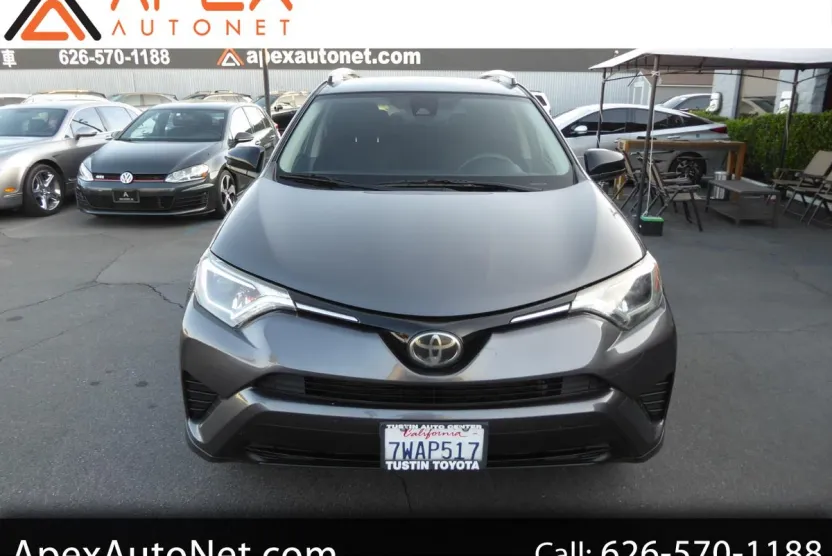 2017 Toyota RAV4 LE photo 1