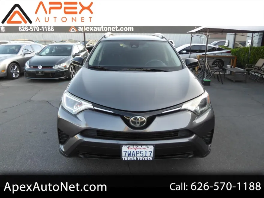 2017 Toyota RAV4 LE photo 1