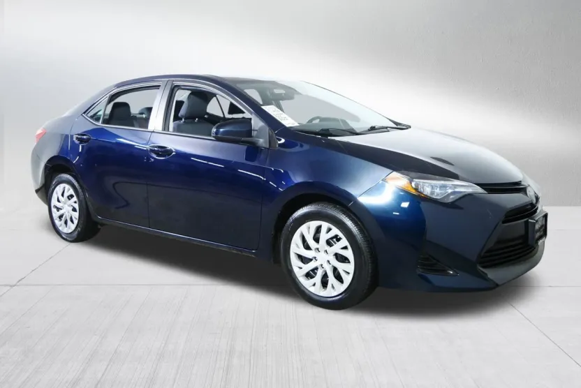 2019 Toyota Corolla LE photo 1