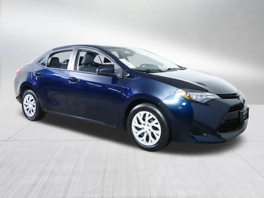 2019 Toyota Corolla LE photo 1