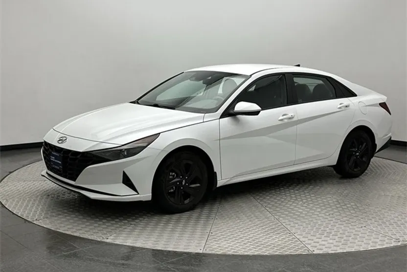 2022 Hyundai Elantra SEL photo 1