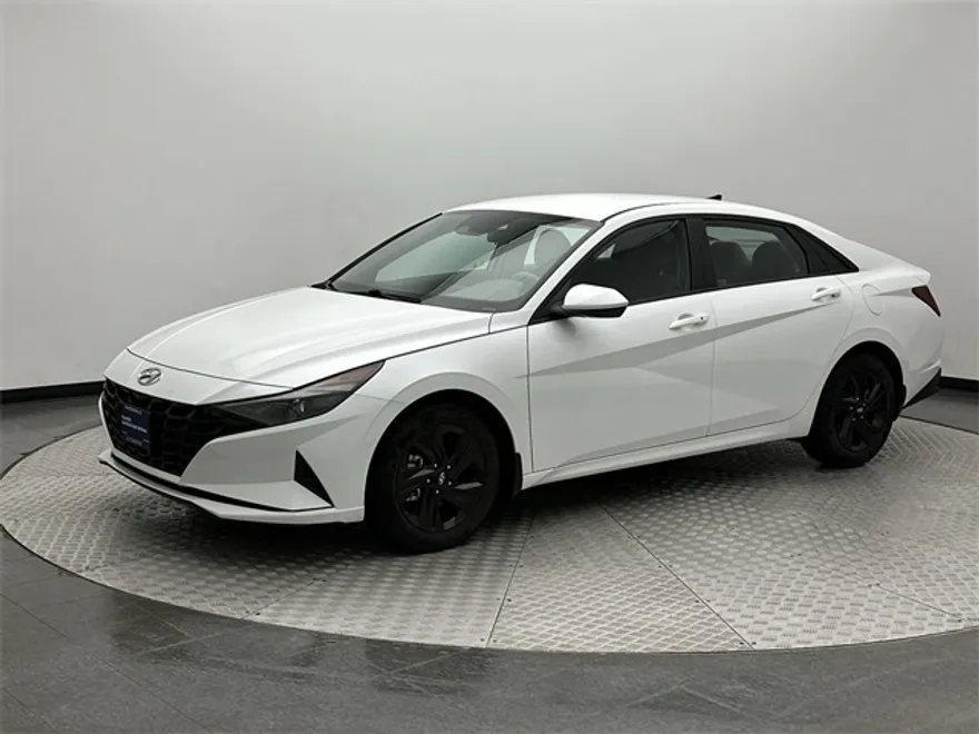 2022 Hyundai Elantra SEL photo 1