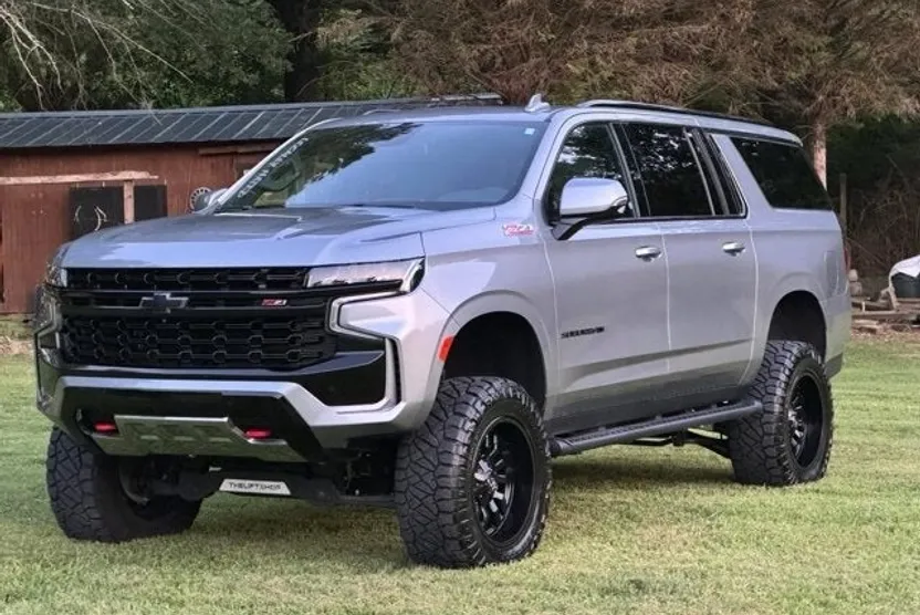 2023 Chevrolet Suburban Z71 photo 1