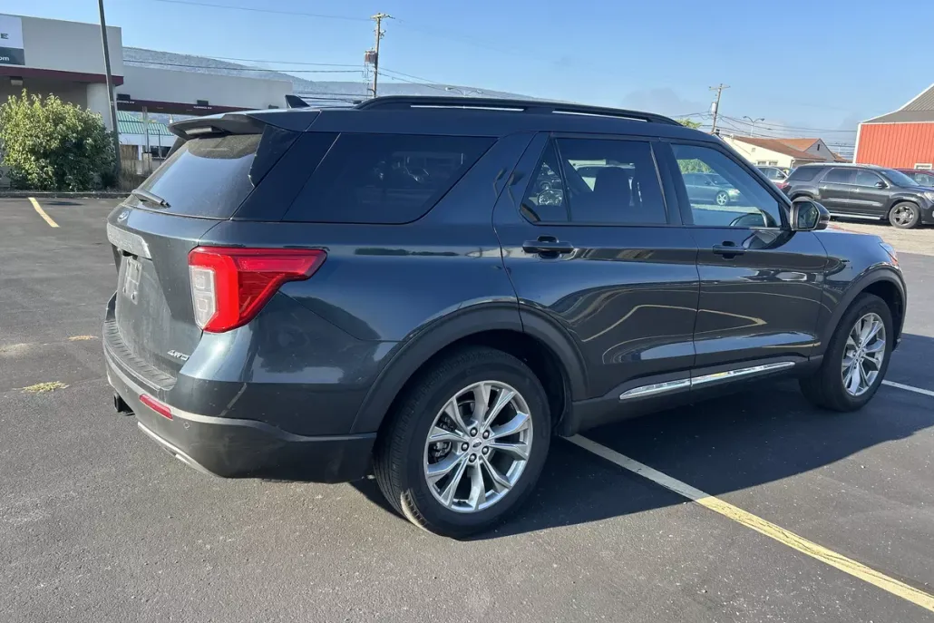 2023 Ford Explorer XLT photo 1
