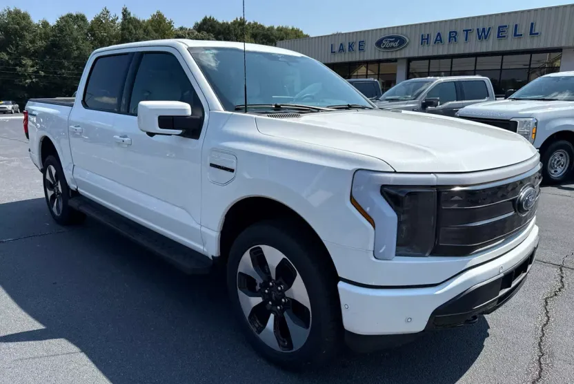 2023 Ford F-150 Lightning Platinum photo 1