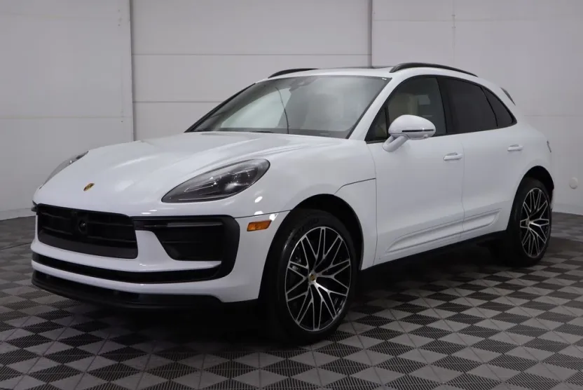 2025 Porsche Macan Base photo 1