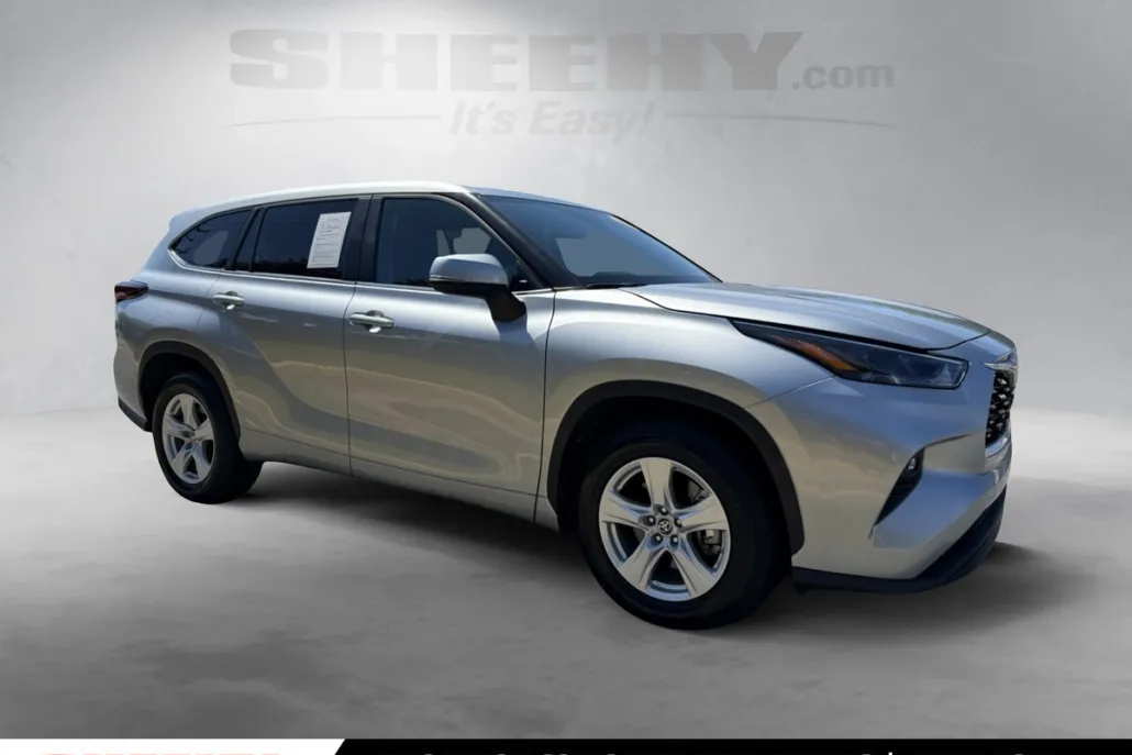 2024 Toyota Highlander LE photo 1