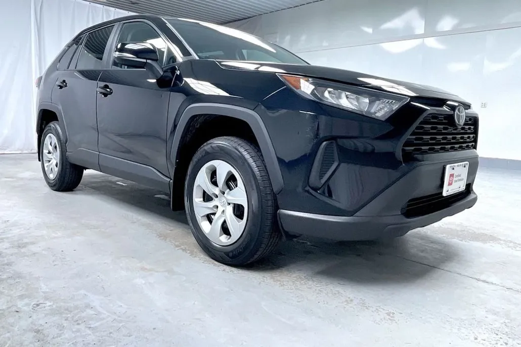 2022 Toyota RAV4 LE photo 1