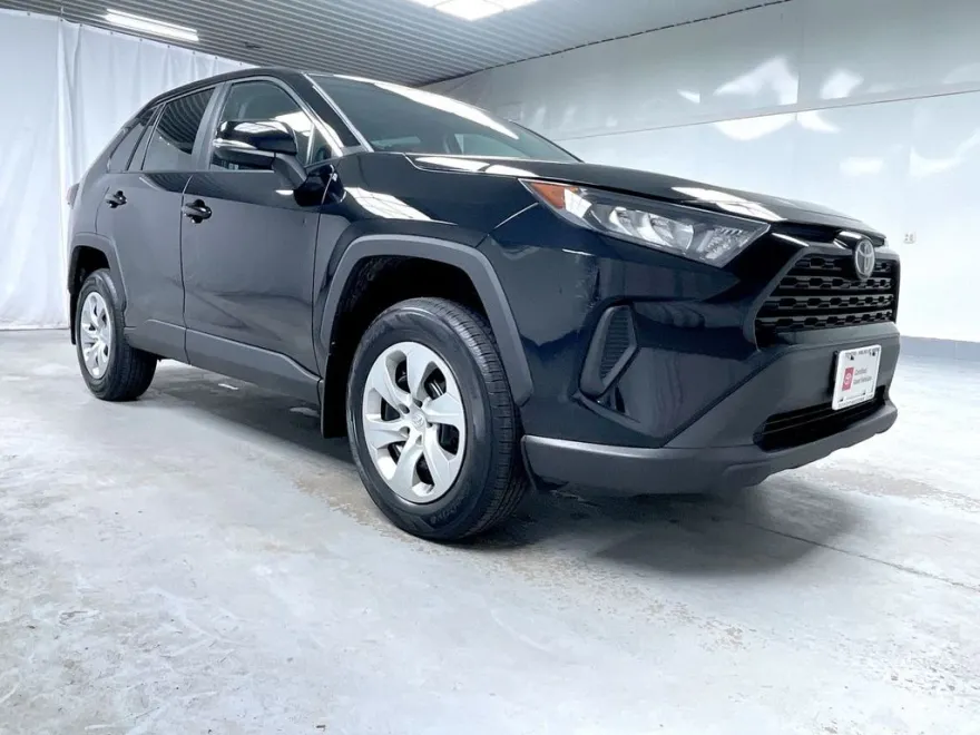2022 Toyota RAV4 LE photo 1