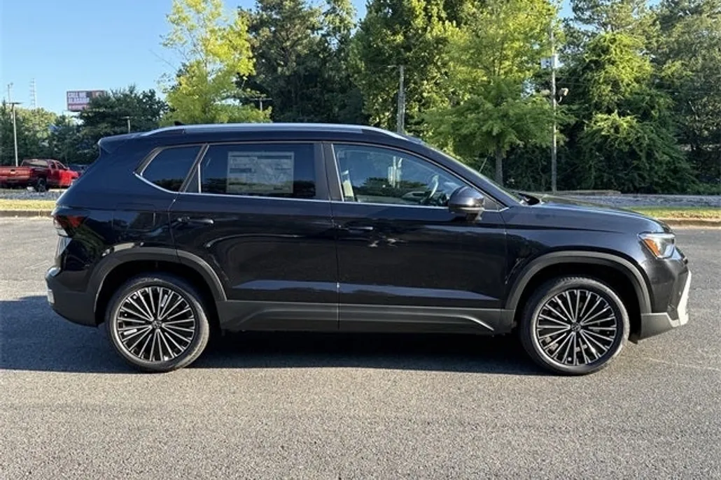2025 Volkswagen Taos SE photo 1