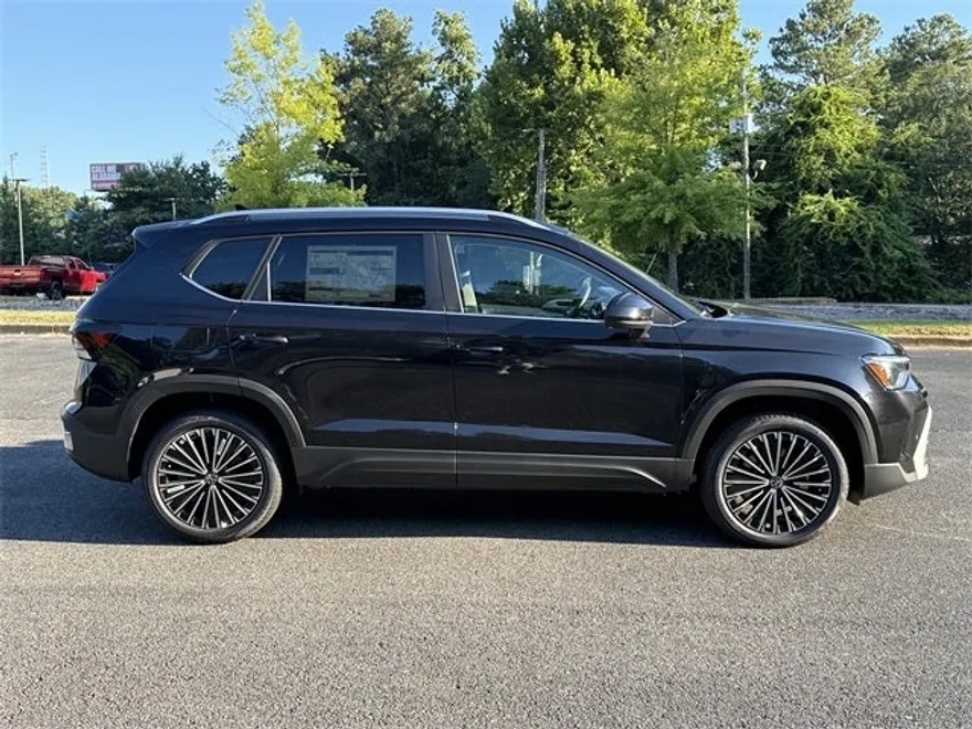 2025 Volkswagen Taos SE photo 1