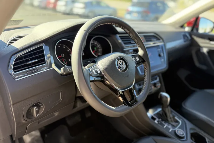 2021 Volkswagen Tiguan SE photo 1