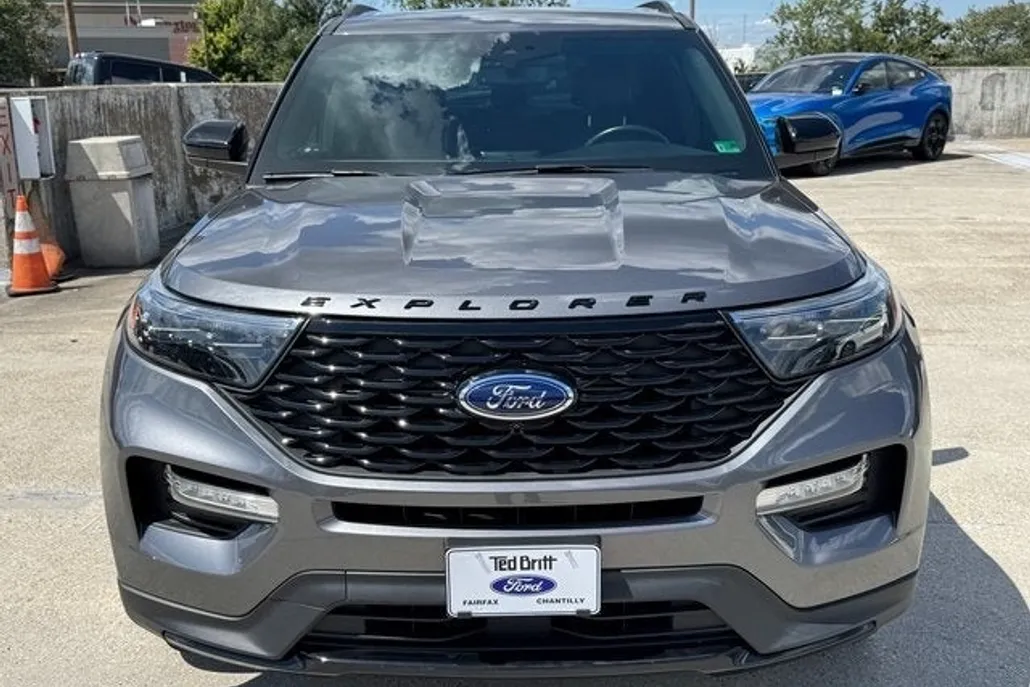 2022 Ford Explorer ST-Line photo 1