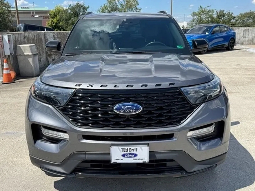 2022 Ford Explorer ST-Line photo 1