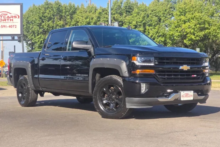 2017 Chevrolet Silverado LT photo 1