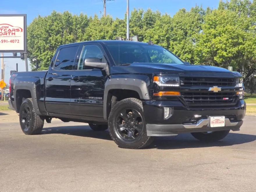 2017 Chevrolet Silverado LT photo 1