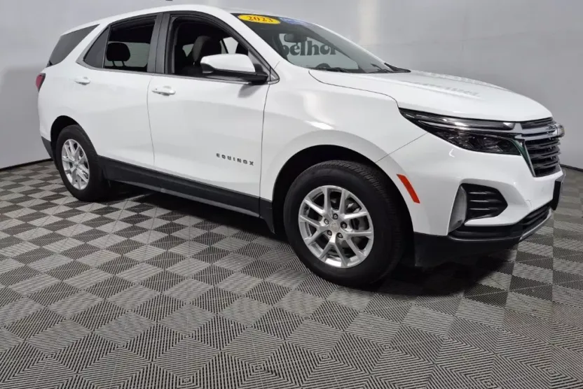 2023 Chevrolet Equinox LT photo 1