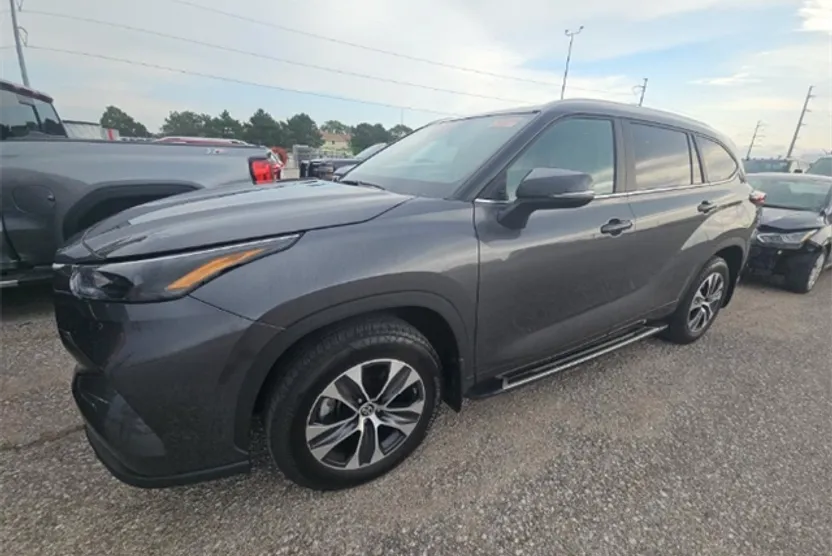 2024 Toyota Highlander XLE photo 1