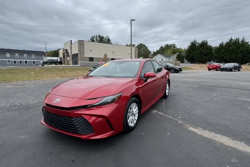 2025 Toyota Camry Hybrid XLE photo 1
