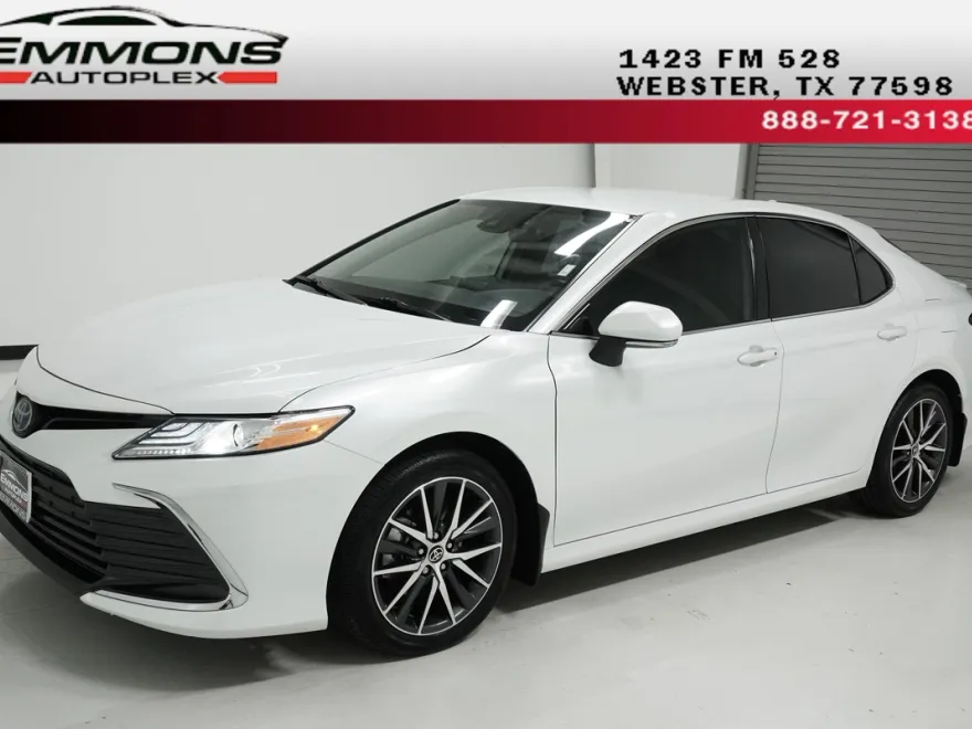 2023 Toyota Camry Hybrid XLE photo 1