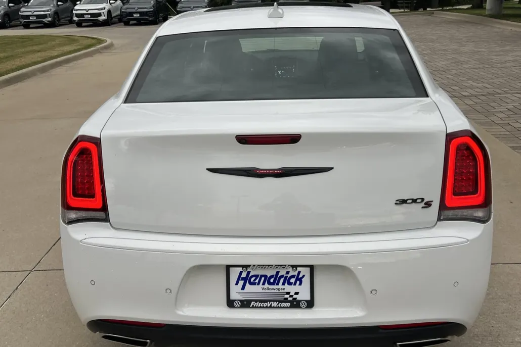 2023 Chrysler 300 photo 1