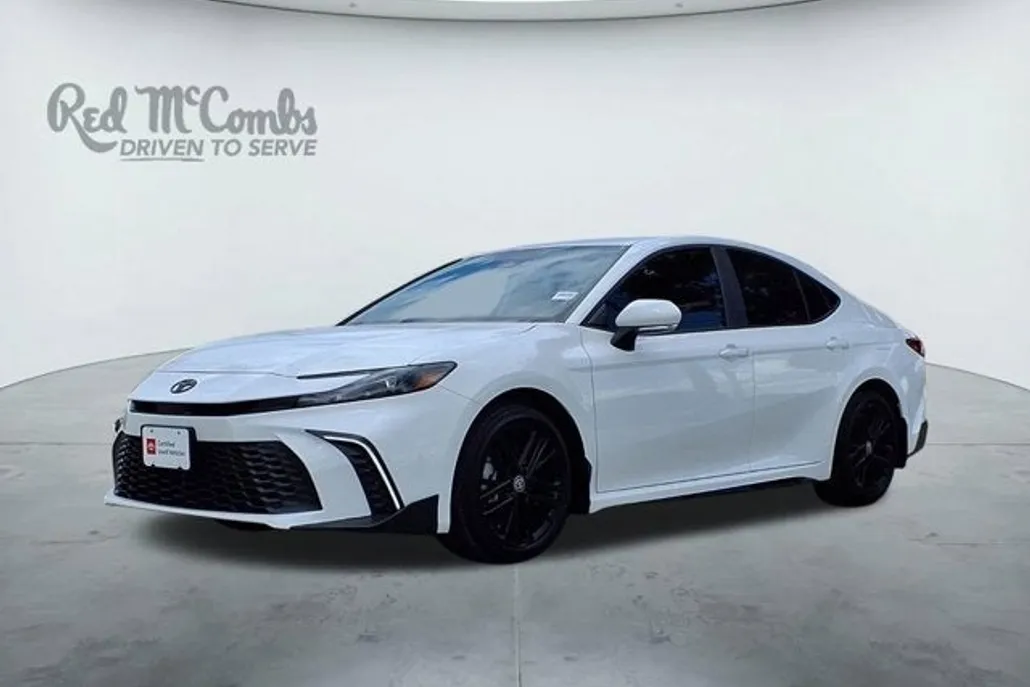 2025 Toyota Camry SE photo 1