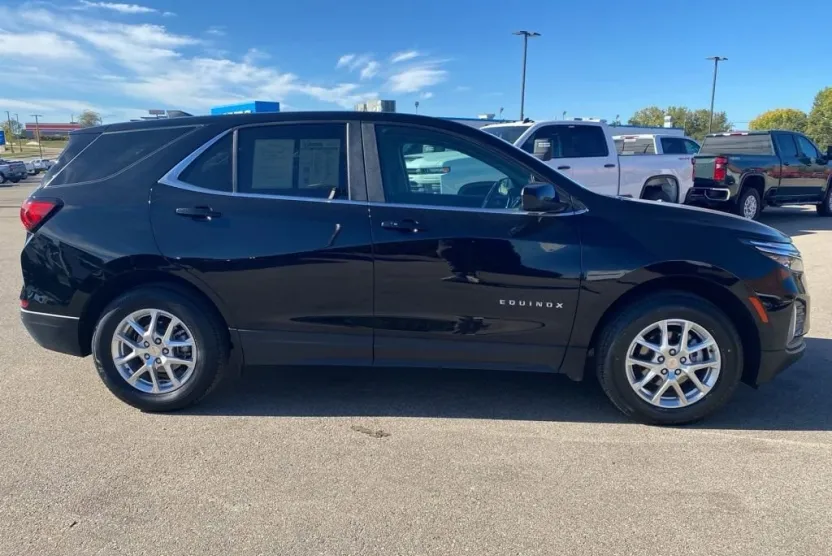 2024 Chevrolet Equinox LT photo 1