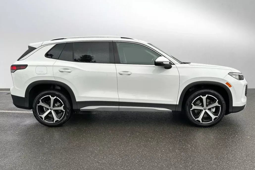 2025 Volkswagen Tiguan SE photo 1