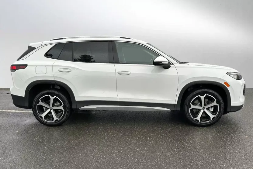 2025 Volkswagen Tiguan SE photo 1