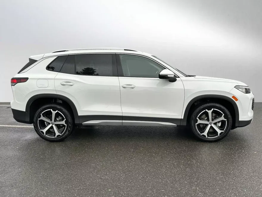 2025 Volkswagen Tiguan SE photo 1