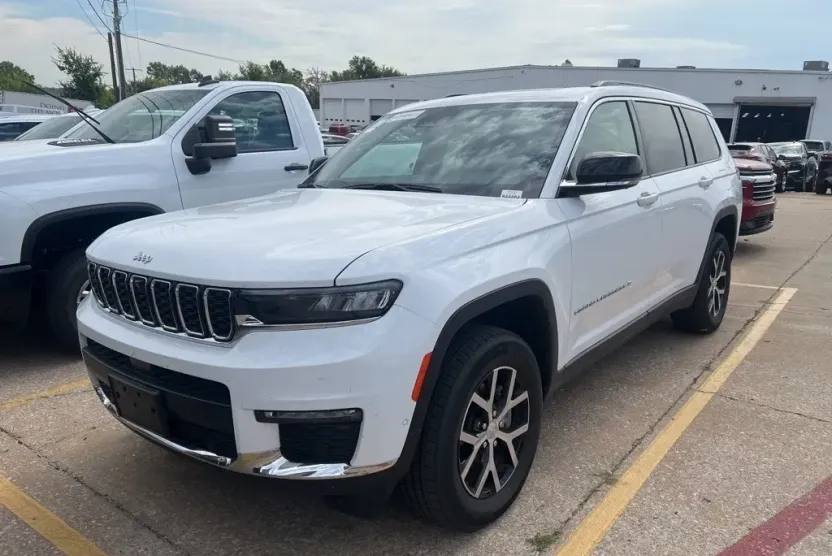 2024 Jeep Grand Cherokee Limited photo 1