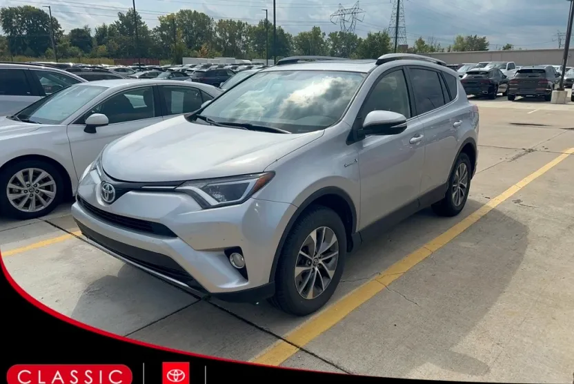 2016 Toyota RAV4 Hybrid XLE photo 1