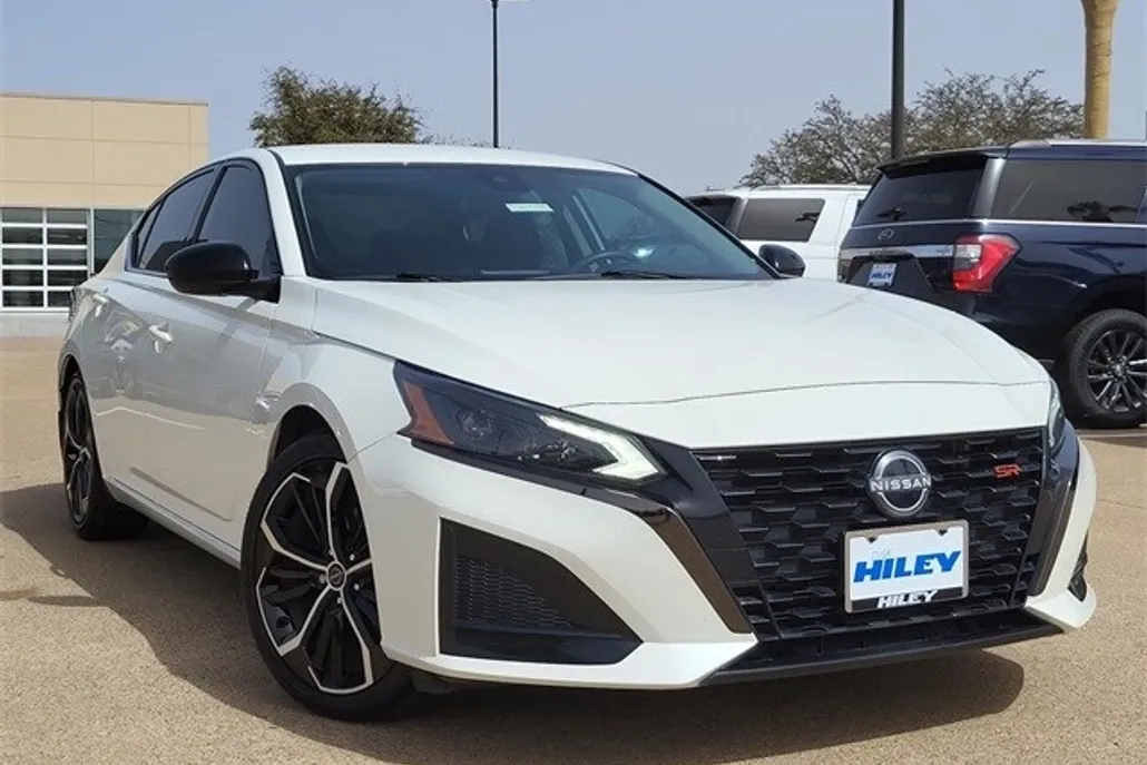 2023 Nissan Altima 2.5 SR photo 1