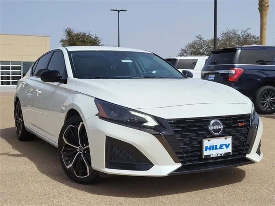 2023 Nissan Altima 2.5 SR photo 1