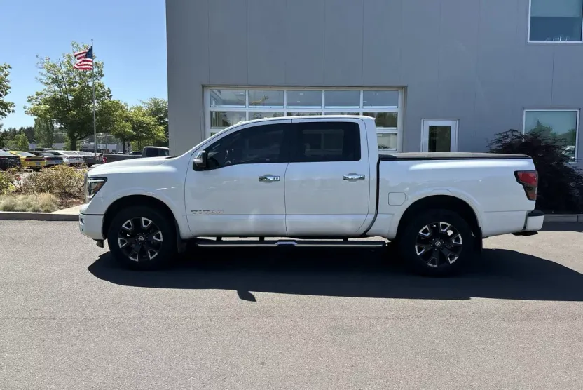 2021 Nissan Titan Platinum Reserve photo 1