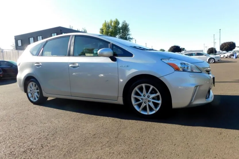 2013 Toyota Prius V Five photo 1