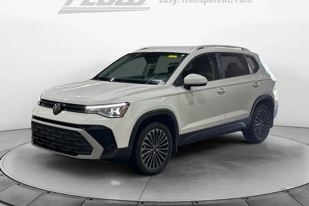 2025 Volkswagen Taos SE photo 1