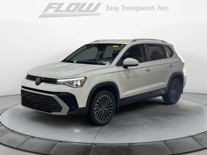 2025 Volkswagen Taos SE photo 1