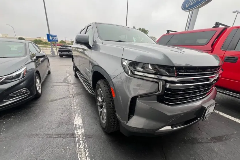 2022 Chevrolet Suburban LT photo 1