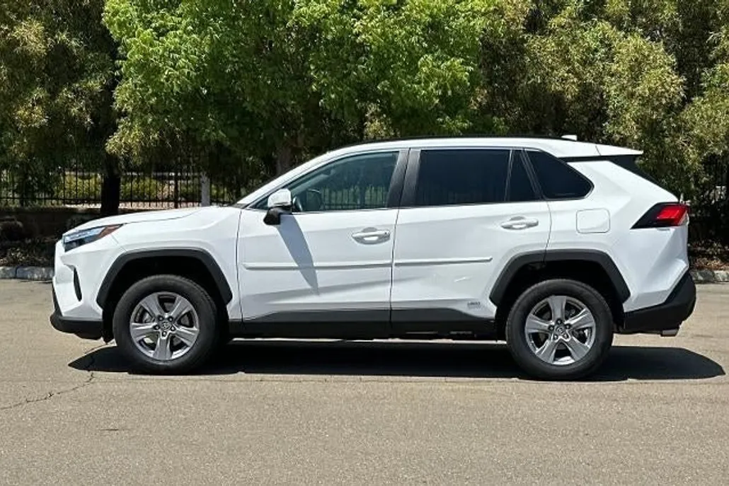 2023 Toyota RAV4 Hybrid LE photo 1