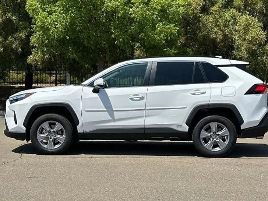 2023 Toyota RAV4 Hybrid LE photo 1