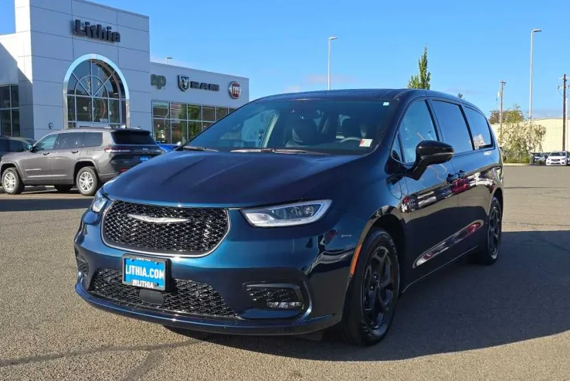 2023 Chrysler Pacifica Hybrid Limited photo 1
