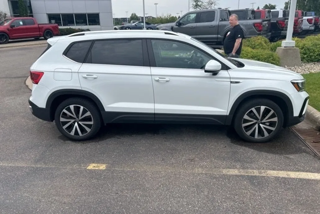 2022 Volkswagen Taos SE photo 1