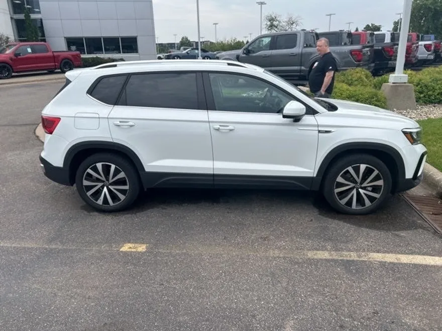 2022 Volkswagen Taos SE photo 1
